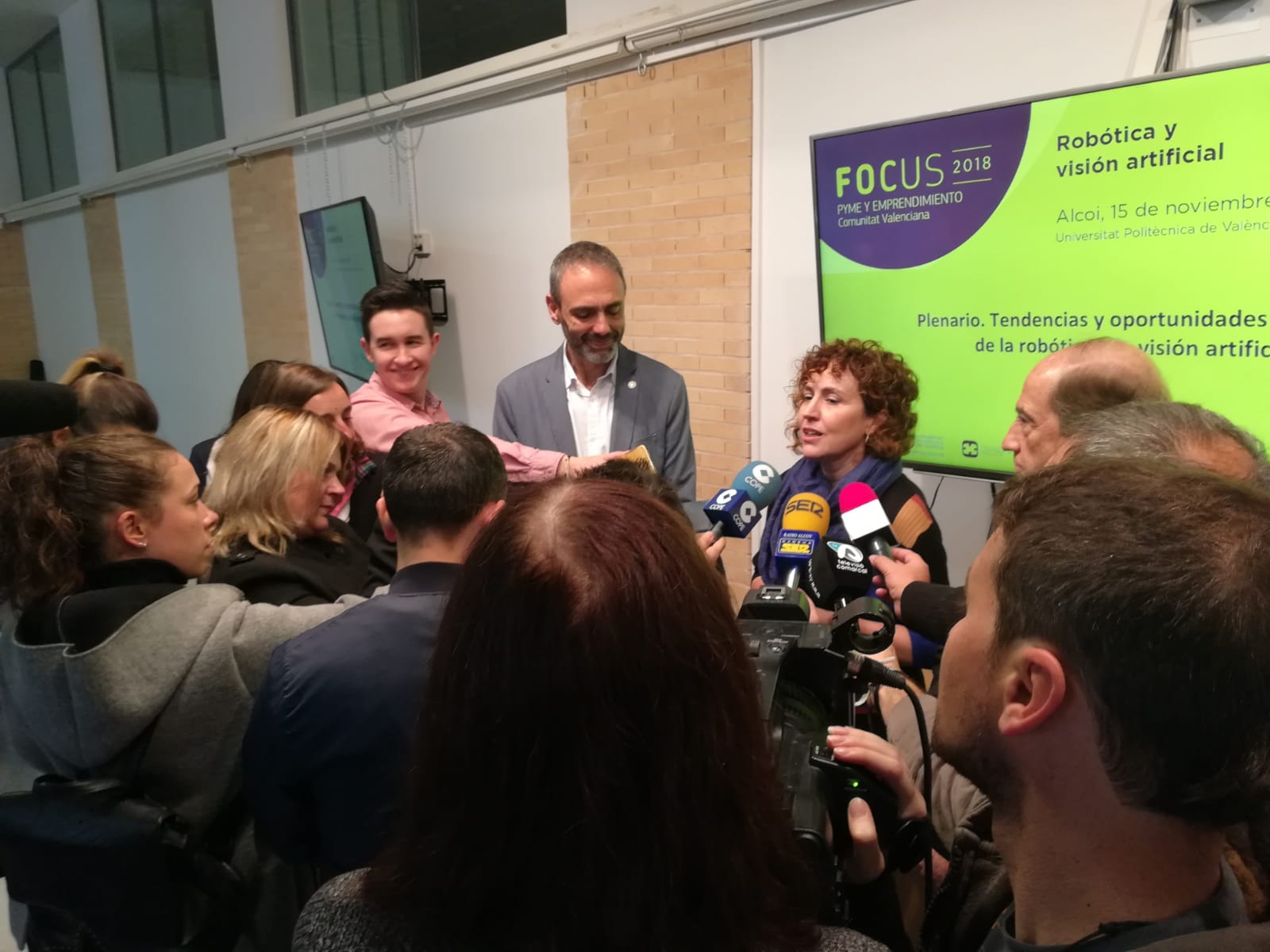 Julia atendiendo a los medios